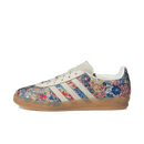 JP5309 adidas Gazelle Indoor Liberty London Floral Embroidery (Women’s) – vooraanzicht low-profile indoor sneaker met Liberty London multicolor bloemenborduursel en off-white suède overlays