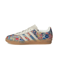 JP5309 adidas Gazelle Indoor Liberty London Floral Embroidery (Women’s) – vooraanzicht low-profile indoor sneaker met Liberty London multicolor bloemenborduursel en off-white suède overlays