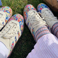 JP5309 adidas Gazelle Indoor Liberty London Floral Embroidery (Women’s) – detail van metallic gold Trefoil-tonglabel en dubbele Liberty-London x adidas insoles