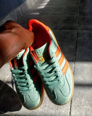 adidas Gazelle Indoor Pulse Mint – model draagt true-to-size indoor sneaker in frisse streetwear look met tapered denim
