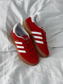 Adidas Gazelle Scarlet Cloud White – close-up van het zachte scarlet suède en de Cloud White leerdetails op tong en hieltab