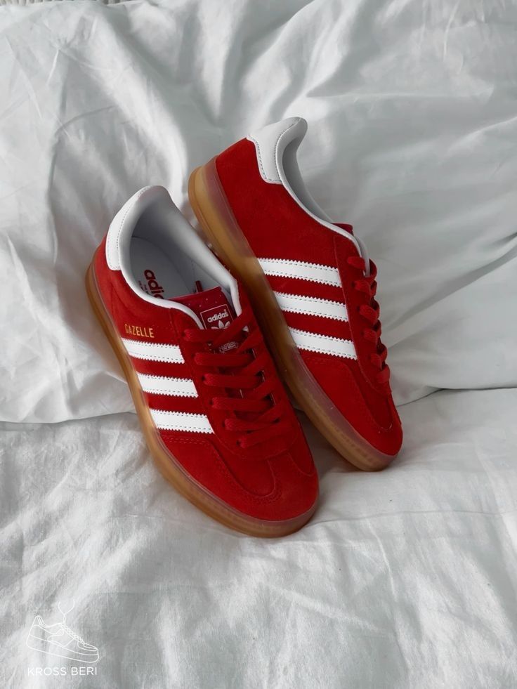 Adidas Gazelle Scarlet Cloud White – close-up van het zachte scarlet suède en de Cloud White leerdetails op tong en hieltab