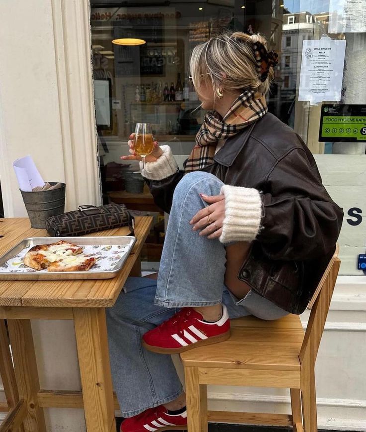 Adidas Gazelle Scarlet Cloud White – gedragen in een klassieke streetwear fit met lichtgewassen denim en witte crew socks
