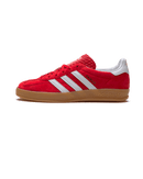Adidas Gazelle Scarlet Cloud White – vooraanzicht low-top sneaker met felrode suède upper en contrasterende witte leren 3-Stripes