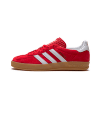 Adidas Gazelle Scarlet Cloud White – vooraanzicht low-top sneaker met felrode suède upper en contrasterende witte leren 3-Stripes
