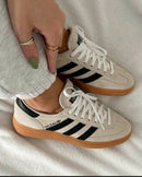 Adidas Handball Spezial Aluminum Core Black – tonglabel met wit Trefoil-logo en zwarte hieltab met retro afwerking