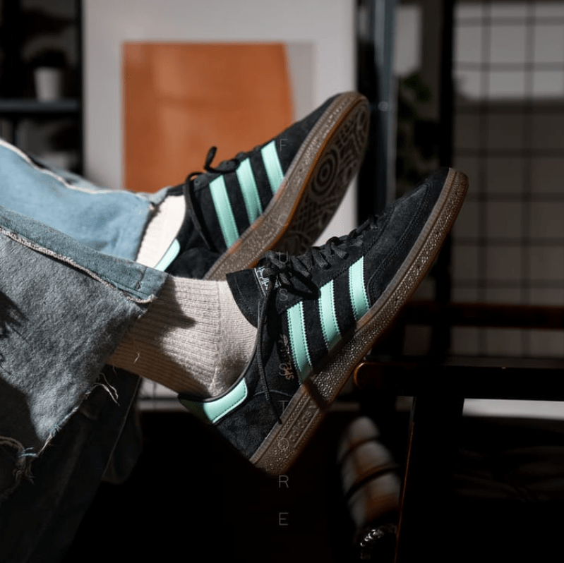 Adidas Handball Spezial Clear Mint – gedragen in zomerse fit met beige cargopants en relaxed wit T-shirt