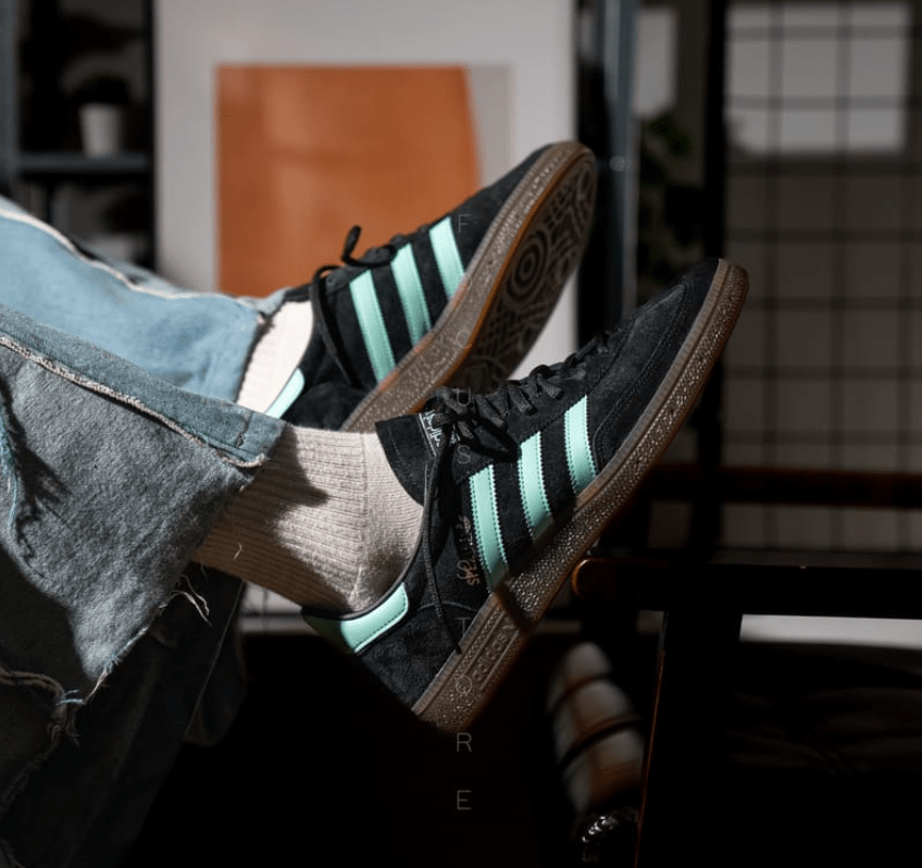 Adidas Handball Spezial Clear Mint – gedragen in zomerse fit met beige cargopants en relaxed wit T-shirt