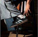 Adidas Handball Spezial Clear Mint – tonglabel met Trefoil-logo in wit, hieltab in wit leer met retro afwerking