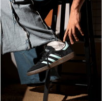 Adidas Handball Spezial Clear Mint – tonglabel met Trefoil-logo in wit, hieltab in wit leer met retro afwerking