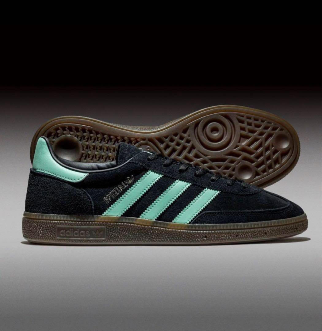 Adidas Handball Spezial Clear Mint – close-up van de zachte suède upper in Clear Mint met goudkleurig Spezial-logo en witte leerdetails