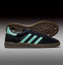 Adidas Handball Spezial Clear Mint – close-up van de zachte suède upper in Clear Mint met goudkleurig Spezial-logo en witte leerdetails