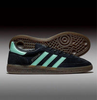 Adidas Handball Spezial Clear Mint – close-up van de zachte suède upper in Clear Mint met goudkleurig Spezial-logo en witte leerdetails