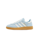 Adidas Handball Spezial Clear Sky (Women's) – vooraanzicht met lichtblauwe suède upper, witte 3-Stripes en semi-transparante gumzool
