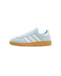 Adidas Handball Spezial Clear Sky (Women's) – vooraanzicht met lichtblauwe suède upper, witte 3-Stripes en semi-transparante gumzool