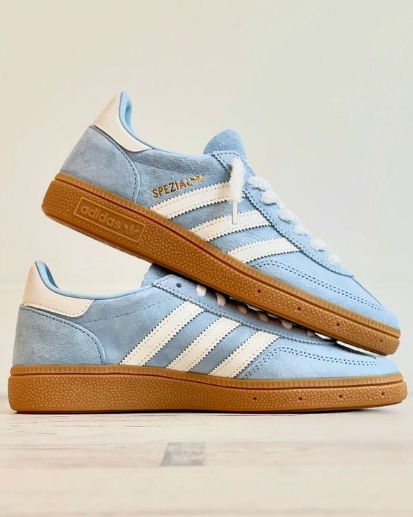 Adidas Handball Spezial Clear Sky (Women's) – gedragen in zomerse fit met witte shorts en cropped pastel top