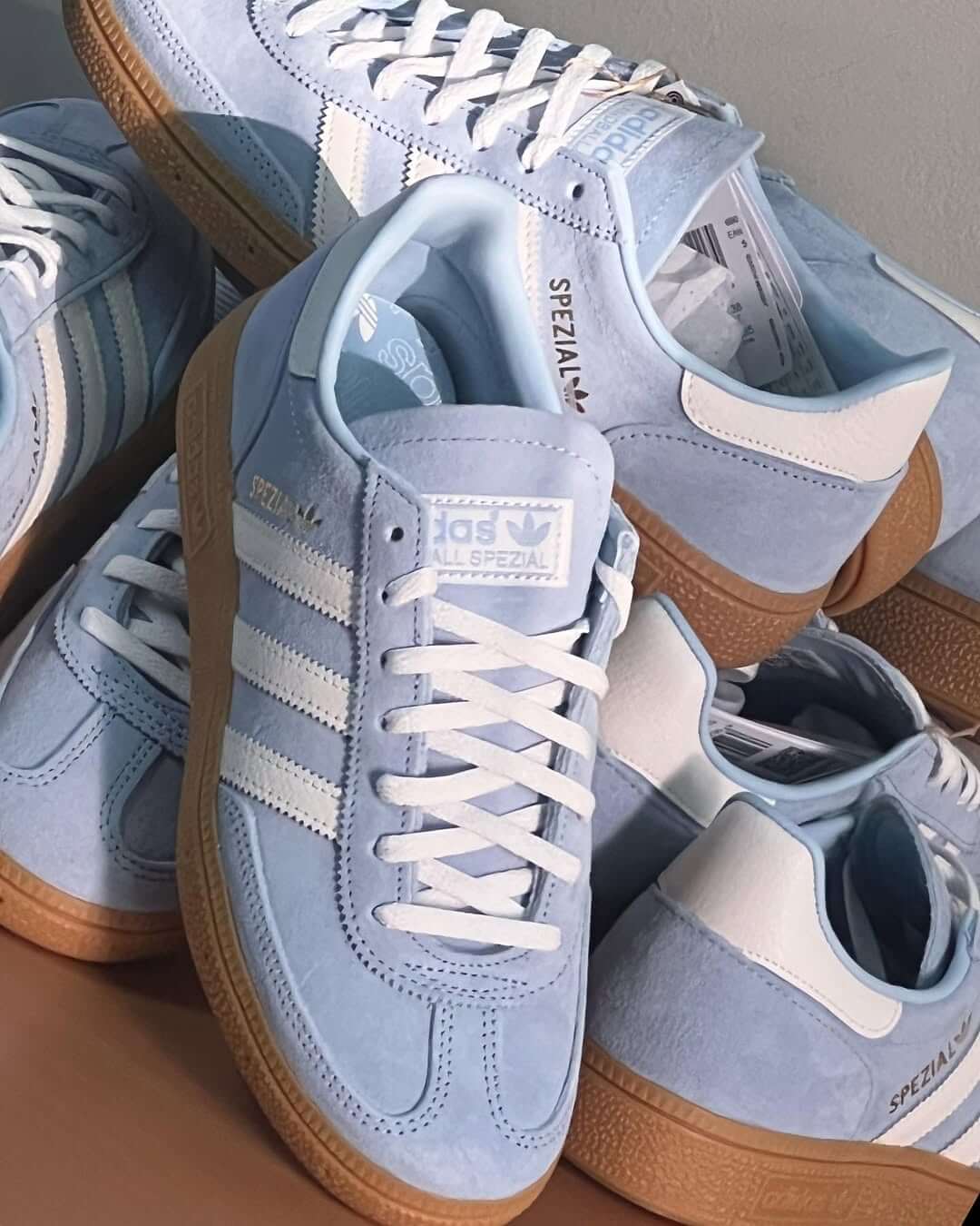 Adidas Handball Spezial Clear Sky (Women's) – tonglabel met wit Trefoil-logo, hieltab in wit leer en minimalistische afwerking