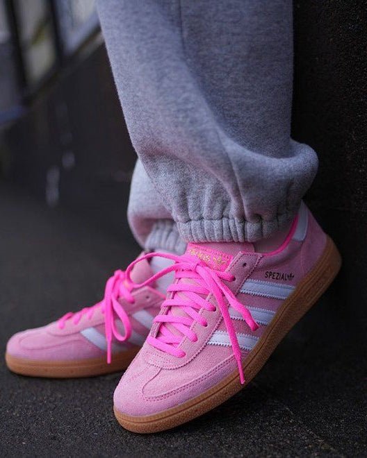 Adidas Handball Spezial Lucid Pink – close-up van zachte suède textuur in Lucid Pink met wit leren detail en goudkleurig Spezial-logo