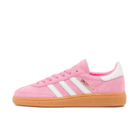 Adidas Handball Spezial Lucid Pink – vooraanzicht van retro indoor sneaker met lichtroze suède upper en witte 3-Stripes op gumzool