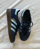 Adidas Handball Spezial Navy Gum – close-up van de navy suède textuur, wit leren details en goudkleurig Spezial-logo