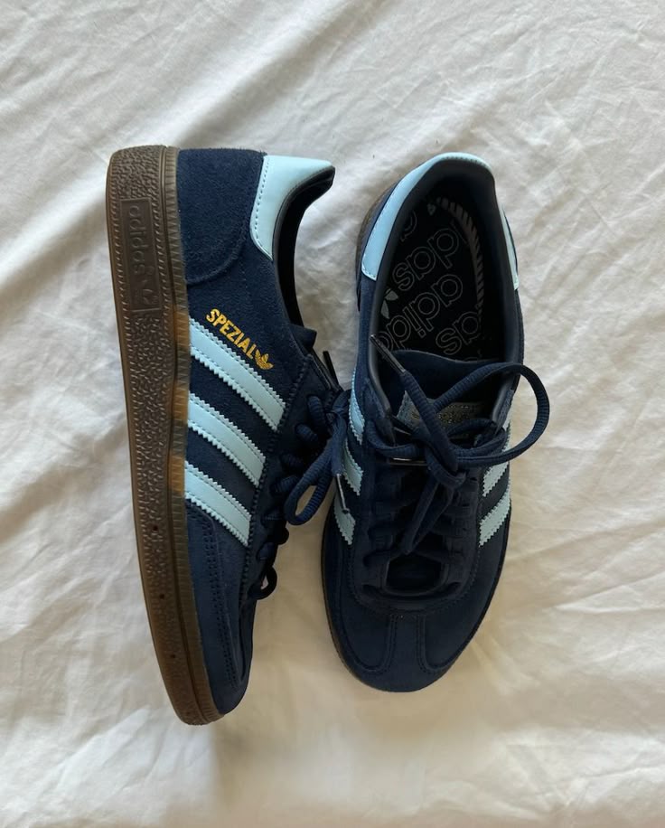 Adidas Handball Spezial Navy Gum – close-up van de navy suède textuur, wit leren details en goudkleurig Spezial-logo