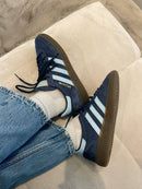 Adidas Handball Spezial Navy Gum – tonglabel met wit Trefoil-logo en navy hieltab met retro afwerking