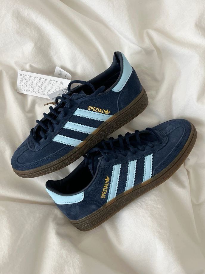 Adidas Handball Spezial Navy Gum – gedragen in tijdloze fit met lichtgrijze pantalon en wit T-shirt