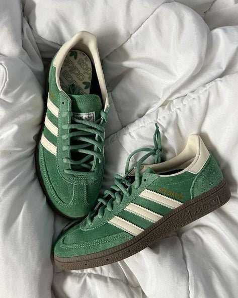 Adidas Handball Spezial Preloved Green White – gedragen in casual fit met off-white broek en gewassen denim jack