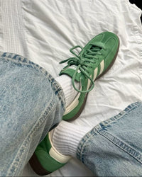 Adidas Handball Spezial Preloved Green White – tonglabel met wit Trefoil-logo en retro hieltab in wit leer