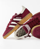Adidas Handball Spezial Sporty & Rich Shadow Red – close-up van het Shadow Red suède, Sporty & Rich-logo en contrasterende leerdetails