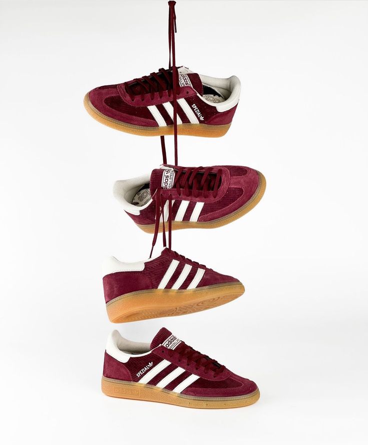 Adidas Handball Spezial Sporty & Rich Shadow Red – gedragen met off-white jeans en casual knitwear voor een vintage sporty vibe