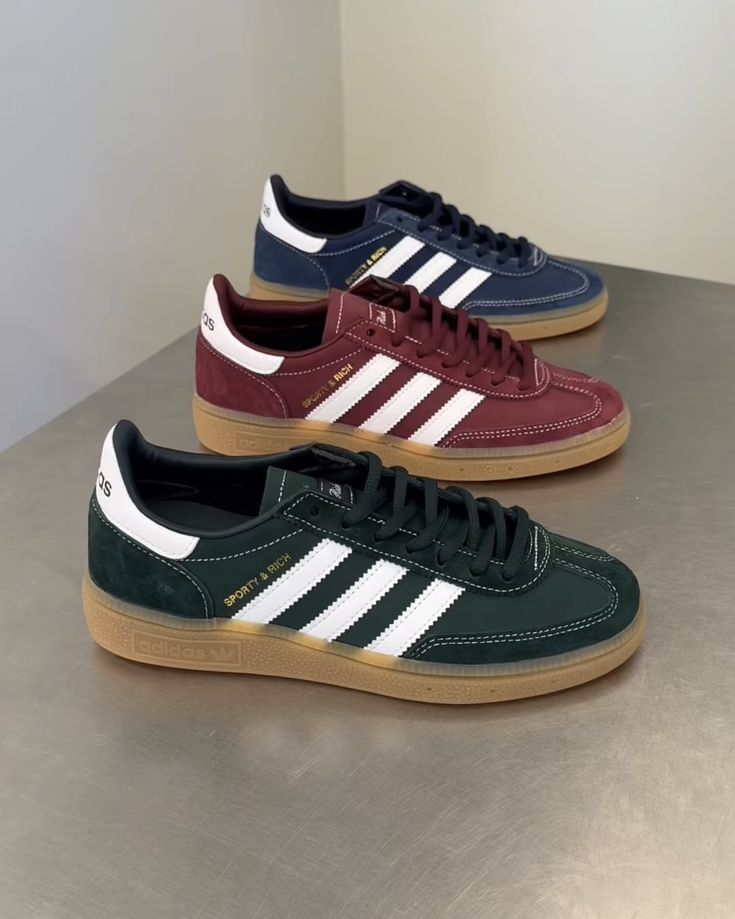 Adidas Handball Spezial Sporty & Rich Dark Green – close-up van het Sporty & Rich-logo, premium suède en wit leren accenten