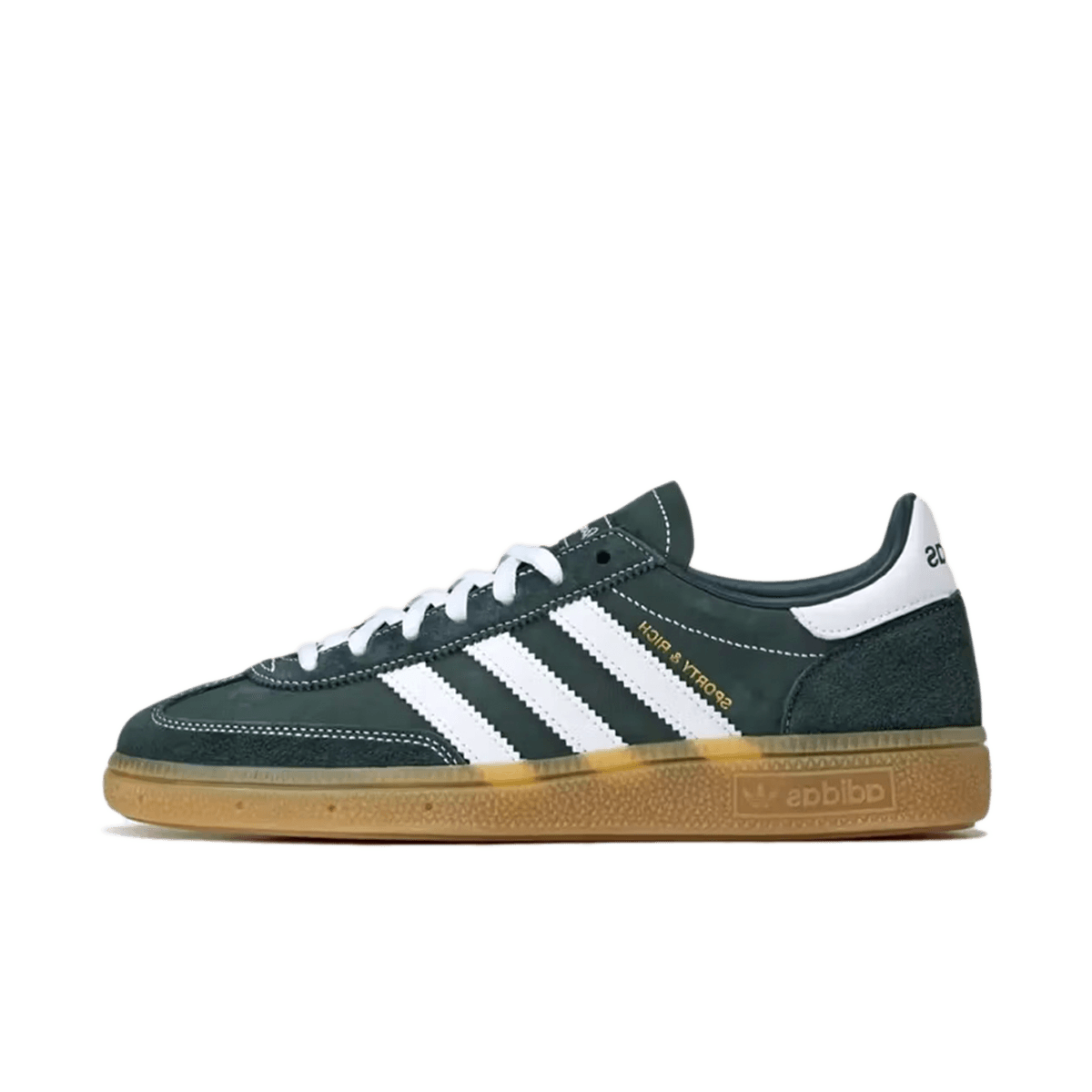 Adidas Handball Spezial Sporty & Rich Dark Green – vooraanzicht met donkergroene suède upper, witte 3-Stripes en klassieke gumzool