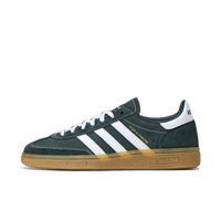Adidas Handball Spezial Sporty & Rich Dark Green – vooraanzicht met donkergroene suède upper, witte 3-Stripes en klassieke gumzool