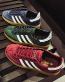 Adidas Handball Spezial Sporty & Rich Dark Green – tonglabel met Trefoil-logo en co-branded hieltab in wit leer