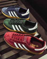 Adidas Handball Spezial Sporty & Rich Dark Green – tonglabel met Trefoil-logo en co-branded hieltab in wit leer