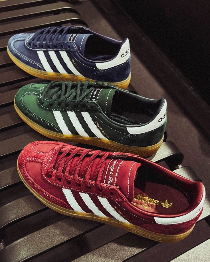 Adidas Handball Spezial Sporty & Rich Dark Green – tonglabel met Trefoil-logo en co-branded hieltab in wit leer