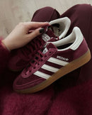 Adidas Handball Spezial Sporty & Rich Shadow Red – tonglabel met Trefoil-logo en co-branded hieltab in wit