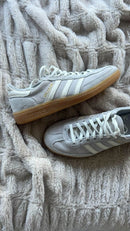 Adidas Handball Spezial Wonder Silver Gum – gedragen in neutrale casual outfit met lichte jeans en oversized trui
