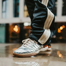 MN-SAMBA-WB-SM adidas MN Samba Wales Bonner Silver Metallic – close-up metallic suède overlays en contrasterende witte 3-Stripes