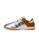 MN-SAMBA-WB-SM adidas MN Samba Wales Bonner Silver Metallic – vooraanzicht sneaker in Silver Metallic/White met Normaal / True to size pasvorm