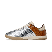 MN-SAMBA-WB-SM adidas MN Samba Wales Bonner Silver Metallic – vooraanzicht sneaker in Silver Metallic/White met Normaal / True to size pasvorm