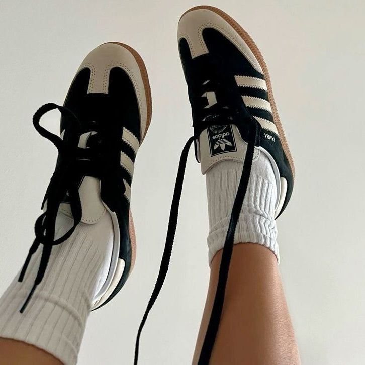JS3941 adidas Samba OG Black Wonder White – detail hieltab en tonglabel met klassieke adidas-branding