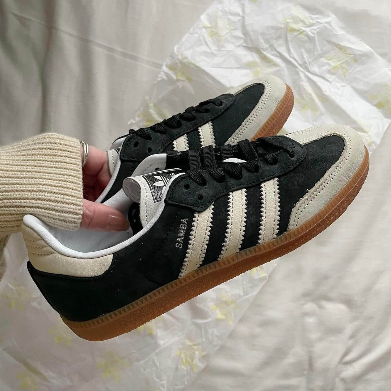 JS3941 adidas Samba OG Black Wonder White – model draagt Normaal / True to size sneaker in clean streetwear styling met tapered jeans