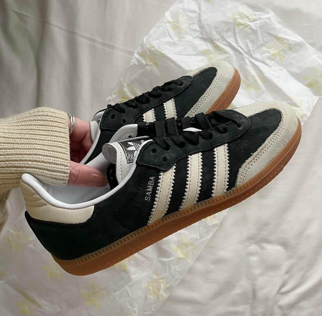 JS3941 adidas Samba OG Black Wonder White – model draagt Normaal / True to size sneaker in clean streetwear styling met tapered jeans