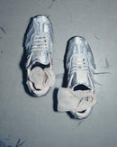 Adidas Samba OG Caroline Hu Satin Silver Metallic – close-up satijnen zilver metallic weefsel en “Samba” embossing