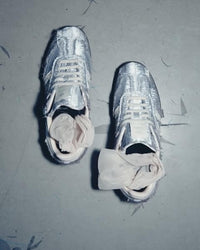 Adidas Samba OG Caroline Hu Satin Silver Metallic – close-up satijnen zilver metallic weefsel en “Samba” embossing