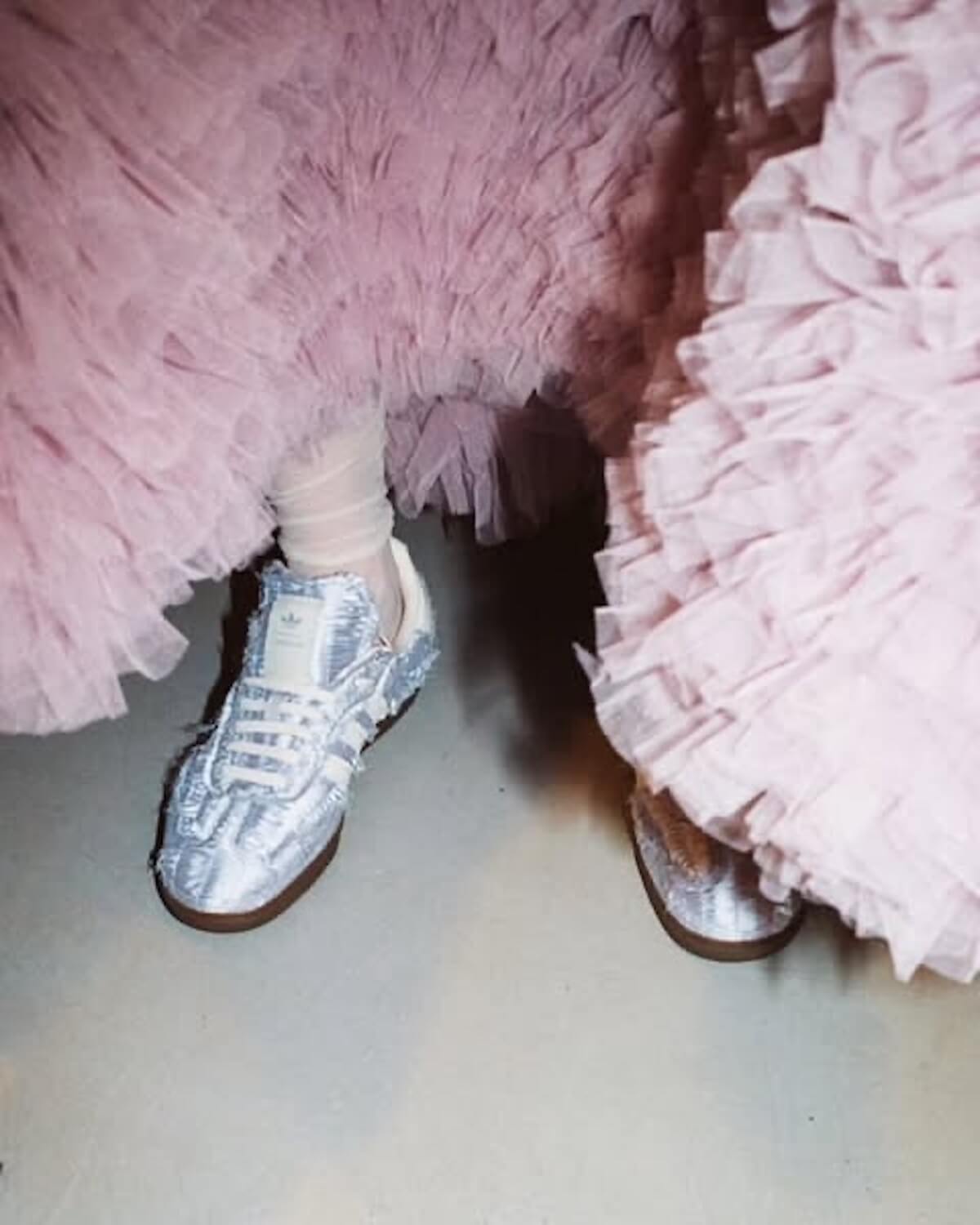 Adidas Samba OG Caroline Hu Satin Silver Metallic – model draagt zilver metallic satijnen sneakers in elegante streetwear look