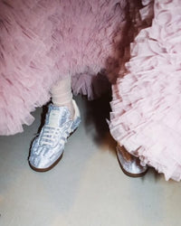 Adidas Samba OG Caroline Hu Satin Silver Metallic – model draagt zilver metallic satijnen sneakers in elegante streetwear look