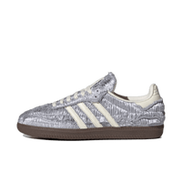 Adidas Samba OG Caroline Hu Satin Silver Metallic – vooraanzicht satijnen zilver metallic upper met beige suède overlays